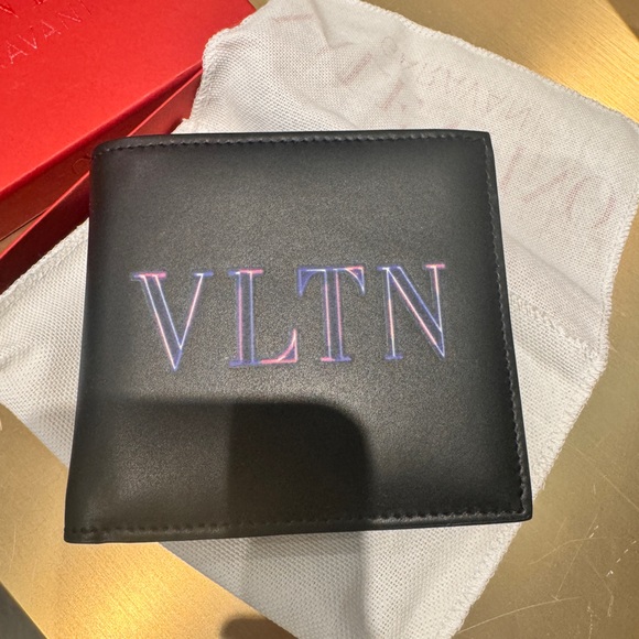 100% Authentic Brand new VALENTINO GARAVANI Neon VLTN Leather Wallet - Picture 3 of 7